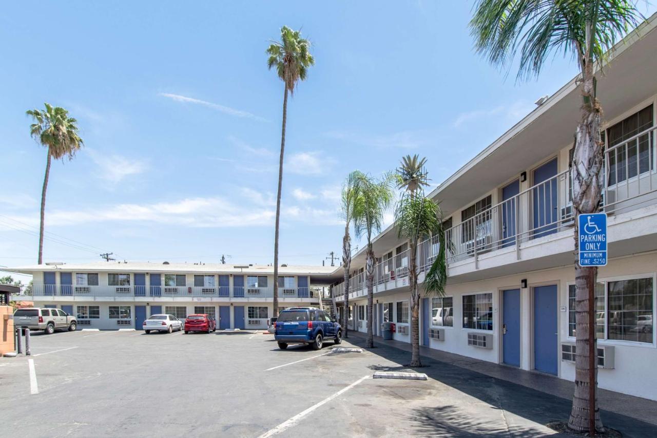 Motel 6 Bakersfield Exteriör bild