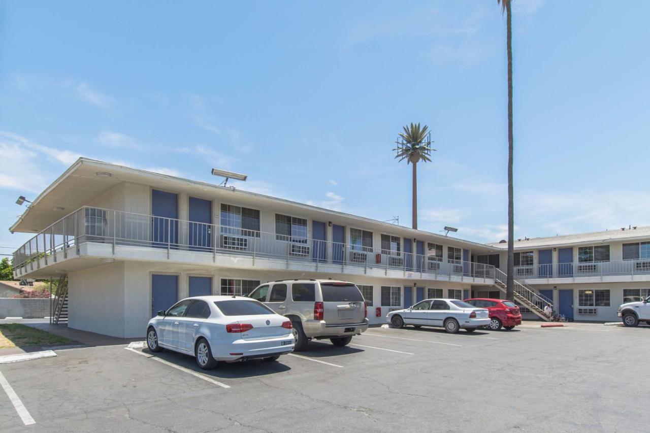 Motel 6 Bakersfield Exteriör bild